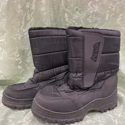  Mens  Size 8 Snow Boots Black  