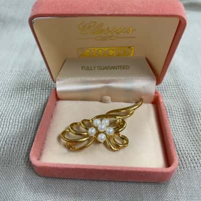 Womens Gold Tone with Faux Pearl Cluster Brooch in Box