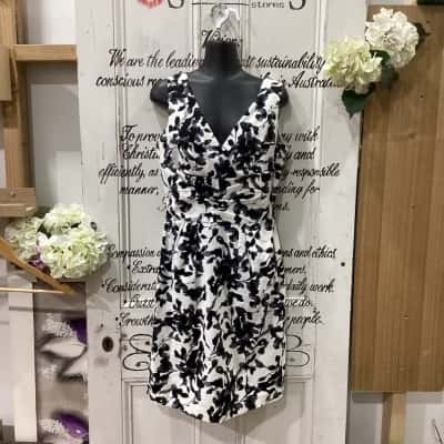 Brown Sugar Brand! V-NECK SLEEVELESS FLORAL MIDI DRESS! Womens  Size 10 Floral Dress / Midi Dress / Sleeveless Dress  Black  / Floral / Pattern / White 