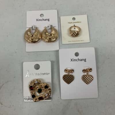 Women’s Vintage/Retro Style Gold Toned Earrings/Ring/Brooch Set