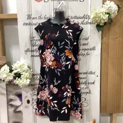 Cue Brand! STUNNING FLORAL MIDI DRESS! SLEEVELESS HIGH NECK Womens  Size 14 Floral Dress / Midi Dress / Sleeveless Dress  Black  / Floral / Multicoloured / Pattern 