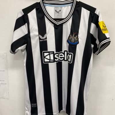 Newcastle united Kids  Size 28 Sport Top Black  / Whiteand shorts 
