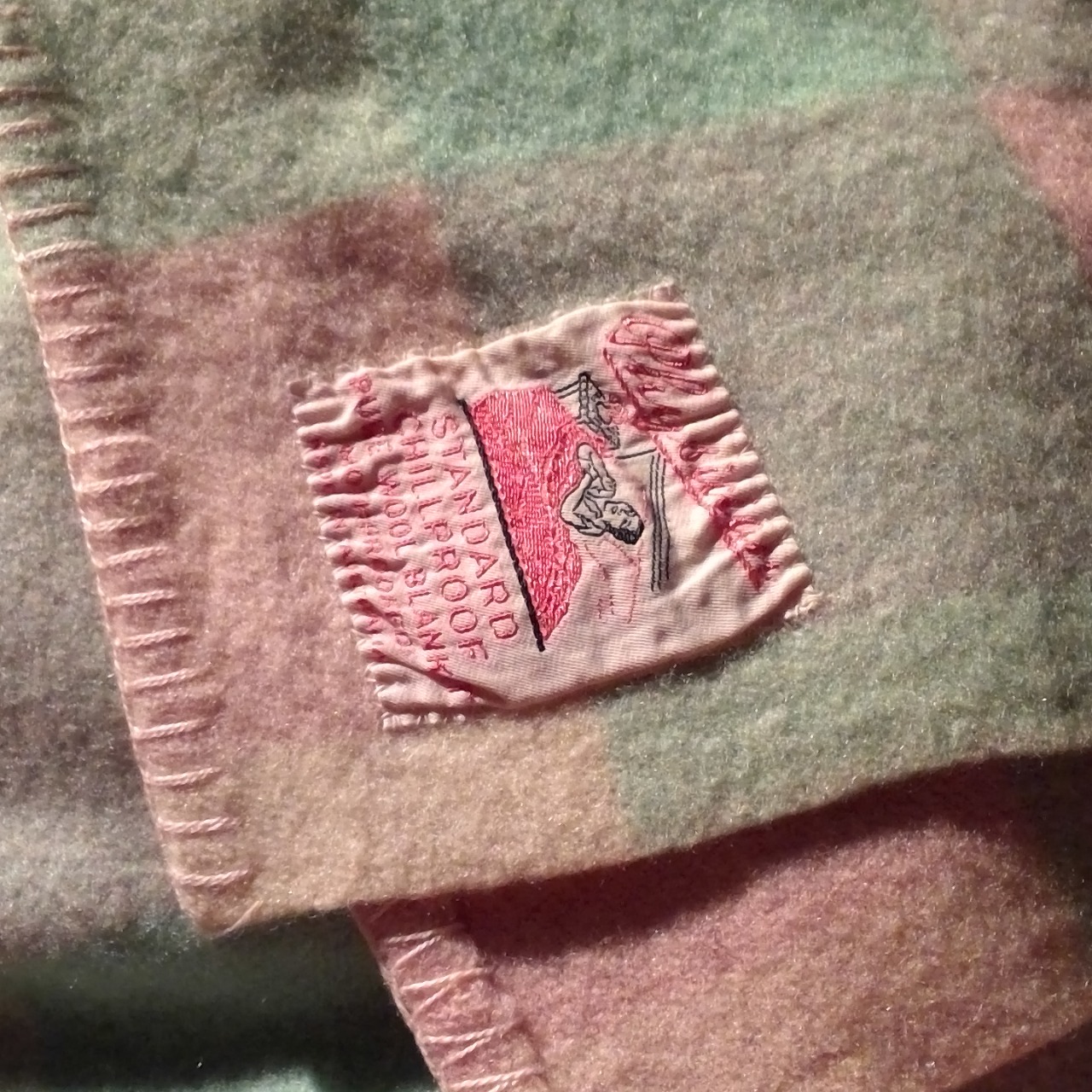 VINTAGE WOOLEN BLANKET PHYSICIAN BRAND 220 cm x 150 cm. GREAT CONDITION (s)