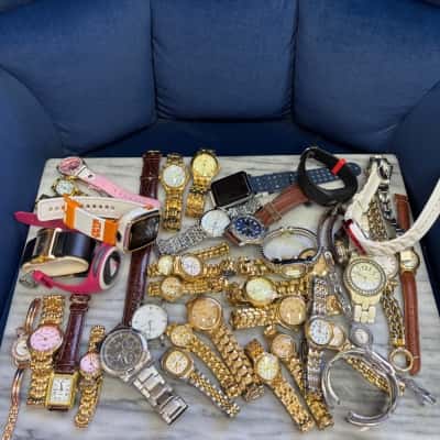 SALE!! Bulk mix of 40+ broken/untested assorted watches