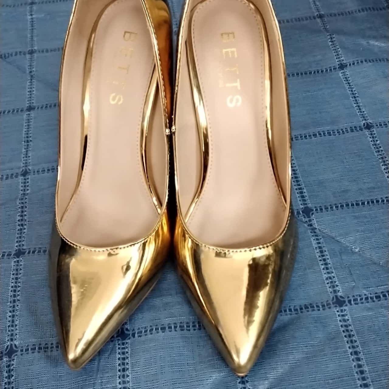 Betts Womens Size 6 Gold Heels