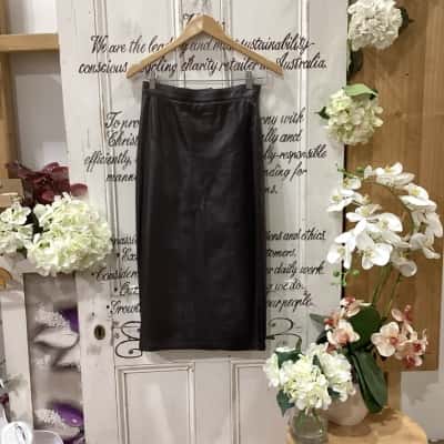 Bagatelle Brand! TRENDY 100% GENUINE FORM FITTING SKIRT! Womens  Size 8 Midi Skirt / Pencil Skirt Black  