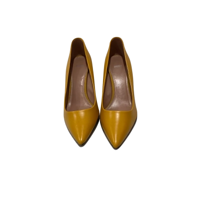 BOSS Size 39 Mustard Pumps 