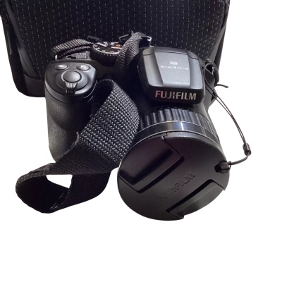 FujiFilm FinePix S4800 Digital Camera