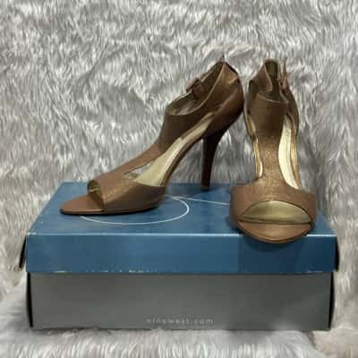 Nine West Womens  Size 8.5 Heels Gold 
