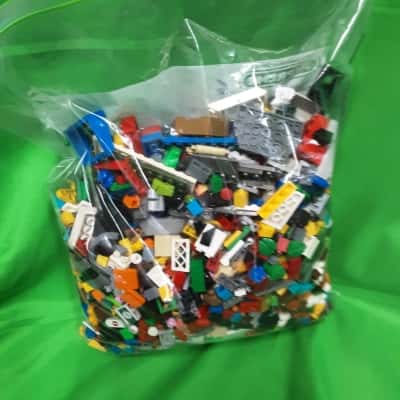 1 kilo mixed bag of LEGO