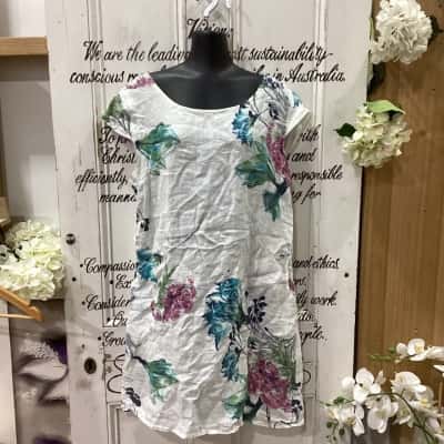 WEDNESDAY LULU MADE IN ITALY BRAND! 100% LINEN FLORAL MIDI DRESS! HANDCRAFTED IN ITALY! Womens  Size L / M Floral Dress / Midi Dress / Short Sleeve Dress  Floral / Pattern / White 