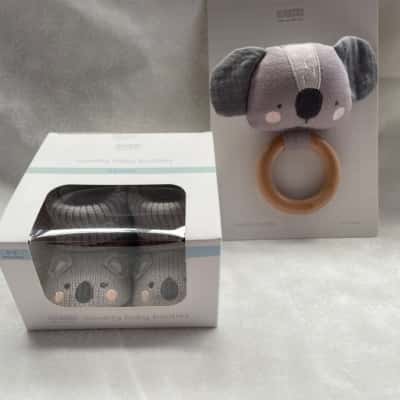 KAISER Baby 0-6 months Booties & matching Rattle set in Grey 