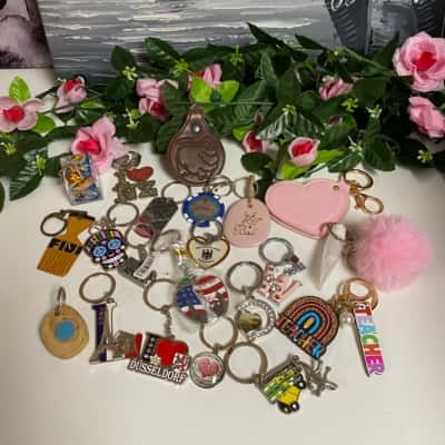 Bag of assorted keyrings 