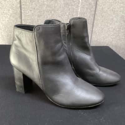 Diana Ferrari boots  Size 9 Black  