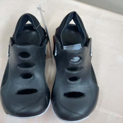 Nike Kids  Size 8.5 Shoes Black  / White 