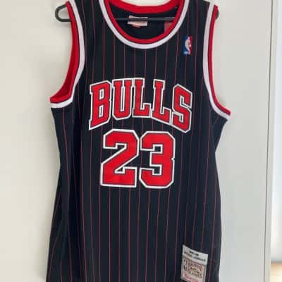 Mitchell & Ness Mens Bull Jersey Size 44 / L 