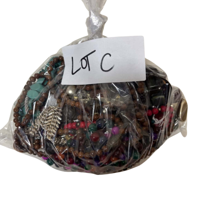 1kg bag of assorted broken/assorted costume jewellery Lot C