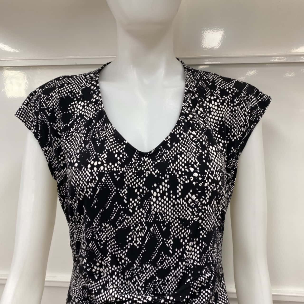 JacquiE Womens Size M Midi Dress Black / Pattern / White (s)