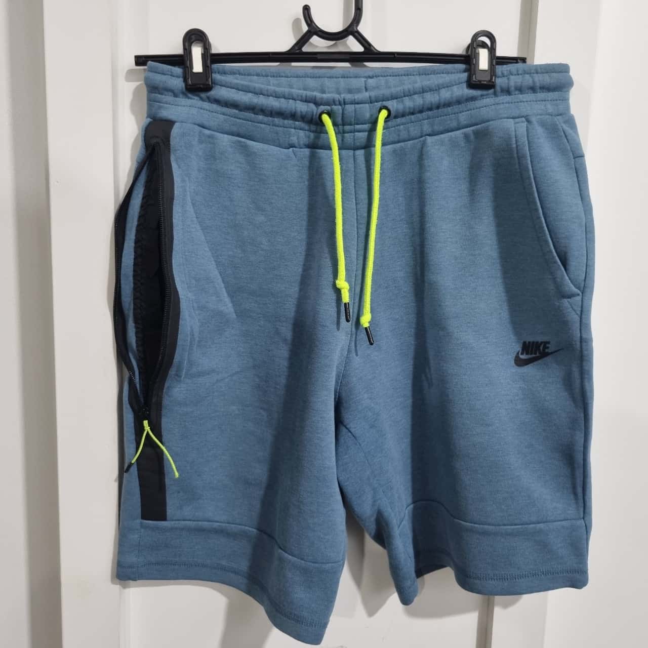 Nike Mens Size M Aqua Shorts
