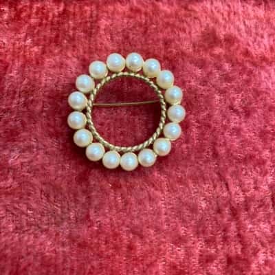  Vintage costume pearl brooch 