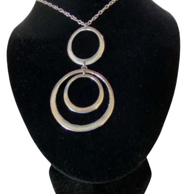  925 MARKED SILVER CHAIN AND INTERLINKED CIRCLE PENDANT