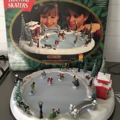 1995 Vintage Electric Holiday Skaters Christmas Decoration Complete in BoxPLEASE READ DESCRIPTION. SR TOP