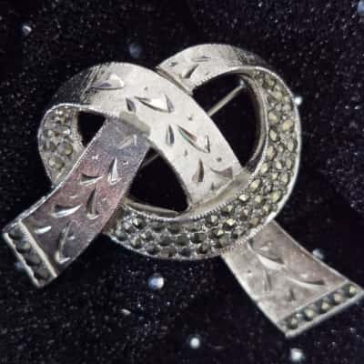 Womens 1960s Ribbon Shaped etched Silver-toned Brooch 