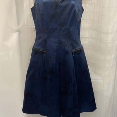 CUE SLEEVE LESS COCKTAIL DRESS WITH TULLE UNDERSKIRT IN BLUE WITH SUBTLE BLACK PRINT Size 8  WAS $329 THEN $230.30