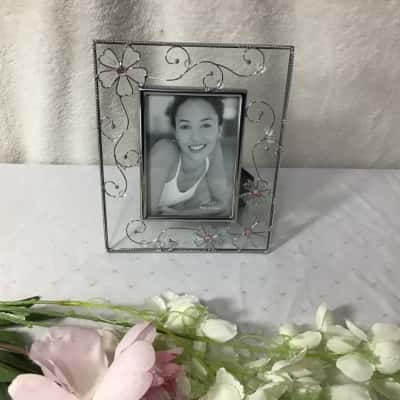 J W Enterprise Decorative Wire / Pink Flowers Picture Frame