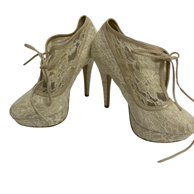 Fabulicious Womens Laced Size 6 Heels White 