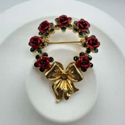 Vintage Avon Golden Tone Rose Wreath Brooch Stamped Avon SP