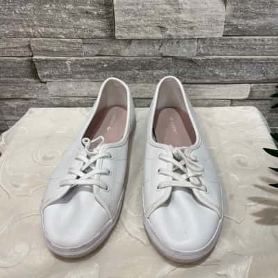 Lacoste Unisex  Size 8 Trainers White 