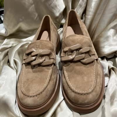 Django & Juliette  Womens  Size 40 Loafers Beige 