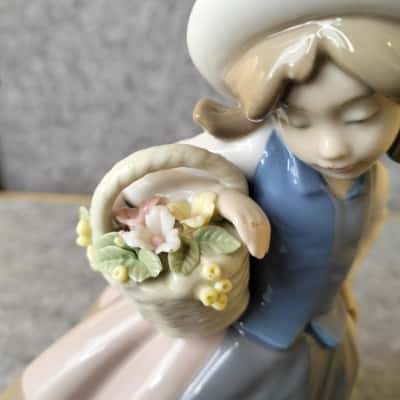 LLadró, figurine "Sweet Scent" model number 5221, Introduced in 1982 and retired in 2018. Sculpted by José Puche. No Chips or Cracks.