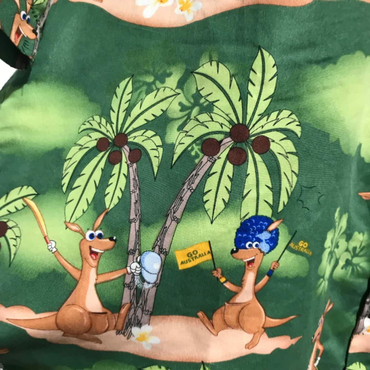 Lowes Aussie Mens Size XXL Short Sleeves shirt. (Kangaroos playing