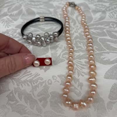 Women’s Pearl Bundle contains x 1 pair of earrings, x1 necklace & x1 Bracelet 