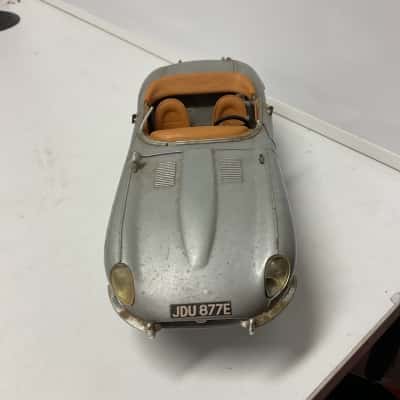 Bburago jaguar Die cast martial model car missing parts