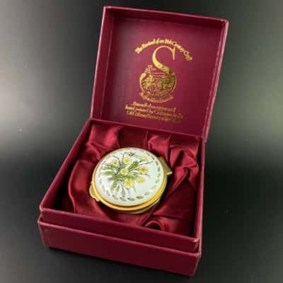  STAFFORDSHIRE ENAMELS The Revival of 18th Century Craft