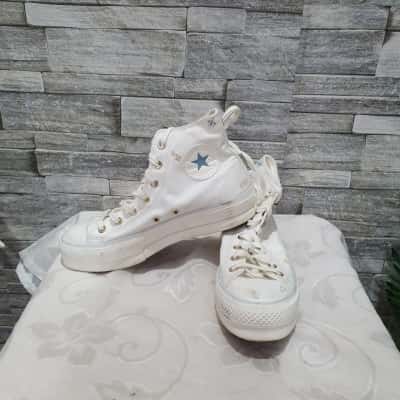 Converse Womens  Size 8 Sneakers Cream / White 