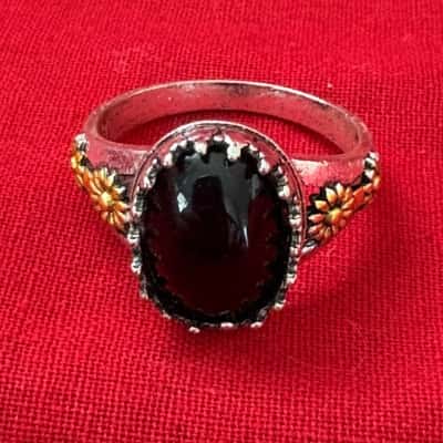  Women's Two Tone Dress Ring featuring a Balck Gemstone with Daisy Accents on the Band