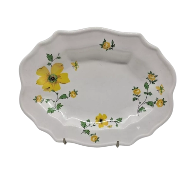 A VINTAGE OVAL SCOLLOP SHAPED PLATER FEATURING A YELLOW FLORAL DESIGN