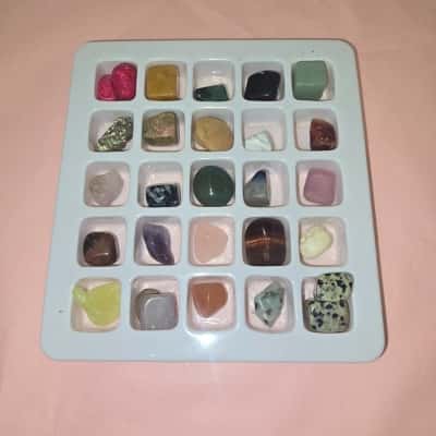 Tray of 28 small crystals