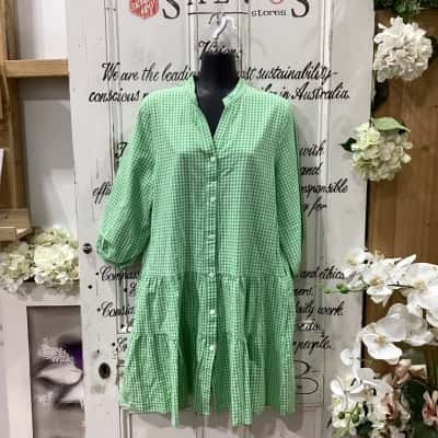 Leoni Australia Brand! NWOT BUTTON UP CHECKED PATTERN SHORT SLEEVE TIERED MIDI DRESS! Womens  Size 12 Babydoll Dress / Casual Dress / Midi Dress / Short Sleeve Dress  Checked / Green / Pattern / White 