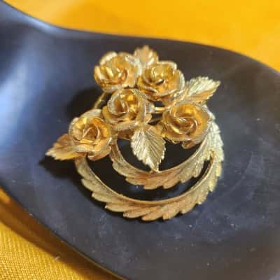 Ladies Gold Coloured Brooch - EUC
