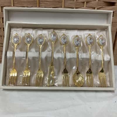 NEW 8 PCE GROSVENOR INTERNATIONAL AMORE GOLD PLATE FLORAL CABOCHON CUTLERY CAKE SET