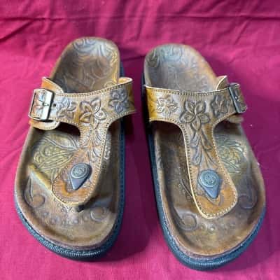  Women's  Size 8W Brown leather Toe-Post Sandals featuring Floral Tooling Design with Adjustable Side Buckles