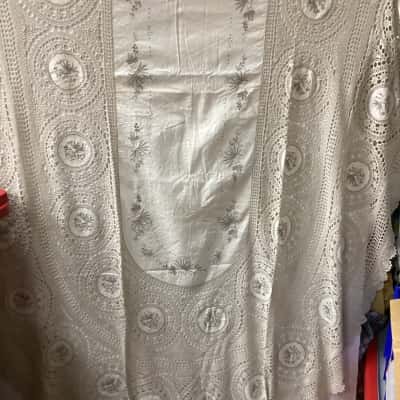 Vintage tablecloth and serviettes I