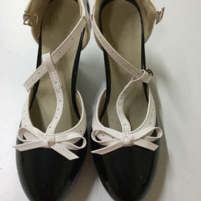 Womens Size 9.5 Heels Black Patent Leather