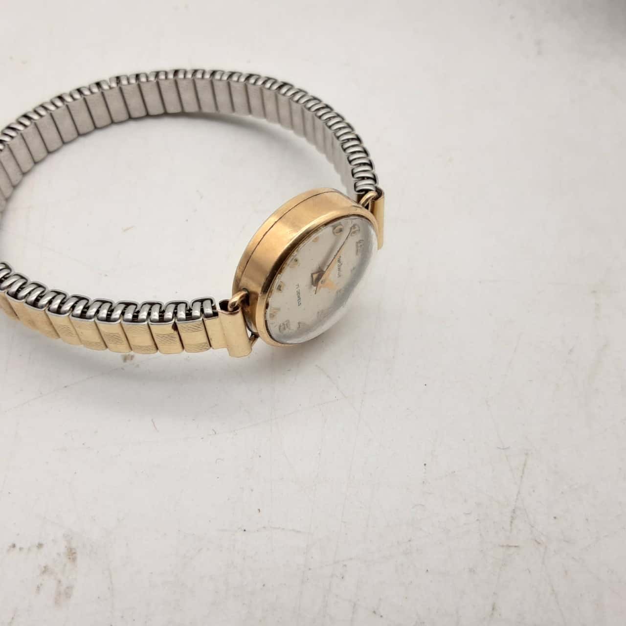 Lot De Deux Montres Vintage Pour Dames - Vendu En L'état, Charme Rétro Assuré