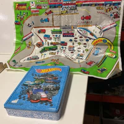 Hot wheels tin with racing track mat and 10 Cars